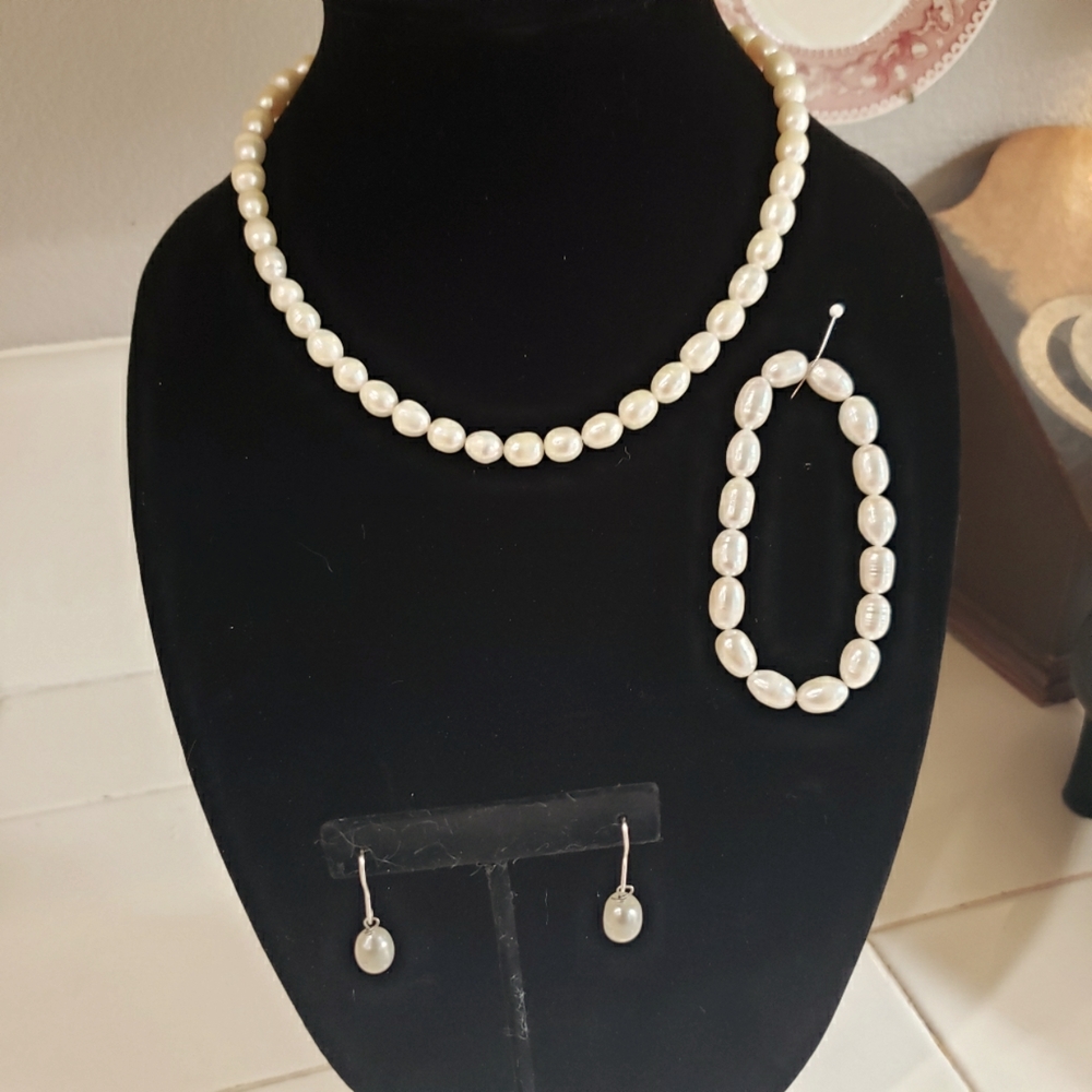 Pearl necklace, earrings and expandable pearl bracelet set